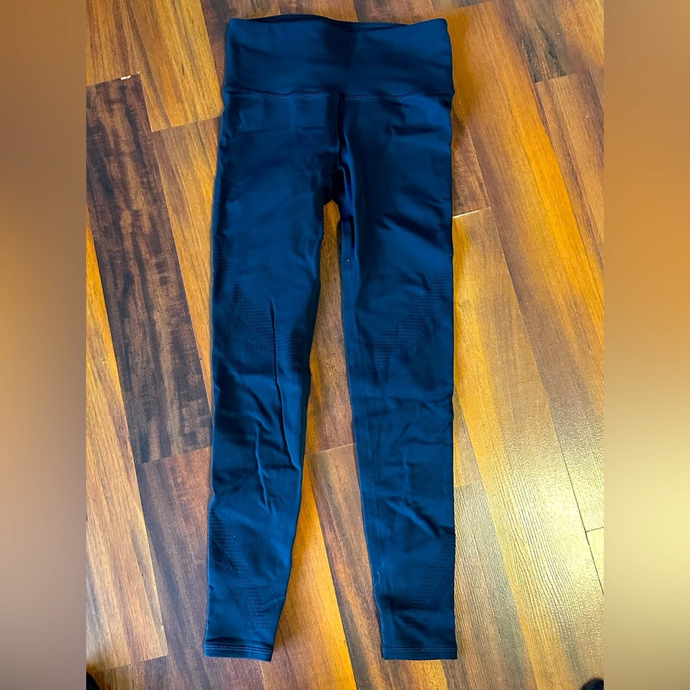 Black Lululemon leggings. Gummy logo.